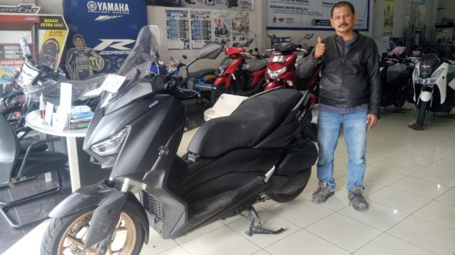 Dagang Bumbu Dapur, Lelaki Ini Sukses Meminang Yamaha XMax Pakai Uang Pecahan