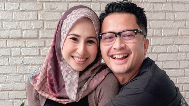 Potret Harmonis Pasangan Seleb yang Berawal dari Kontroversi (Instagram/@deswitamaharani80)