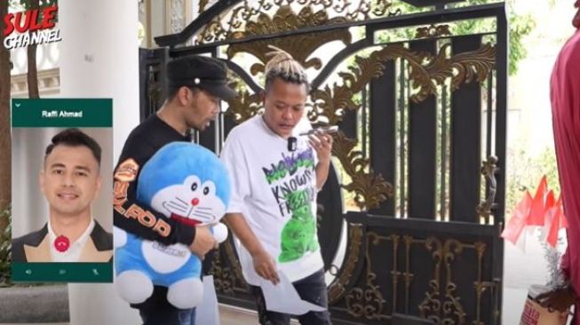 Momen kocak Sule tagih kado bayi ke Raffi Ahmad. (Youtube/SuleChannel)