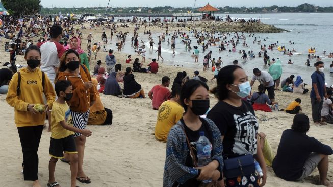 Wisatawan memadati objek wisata Pantai Sanur saat liburan di Denpasar, Bali, Minggu (19/12/2021). [ANTARA FOTO/Nyoman Hendra Wibowo]