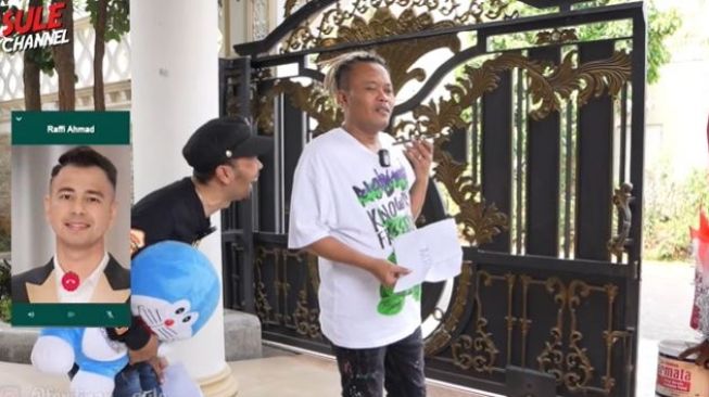 Momen kocak Sule tagih kado bayi ke Raffi Ahmad. (Youtube/SuleChannel)