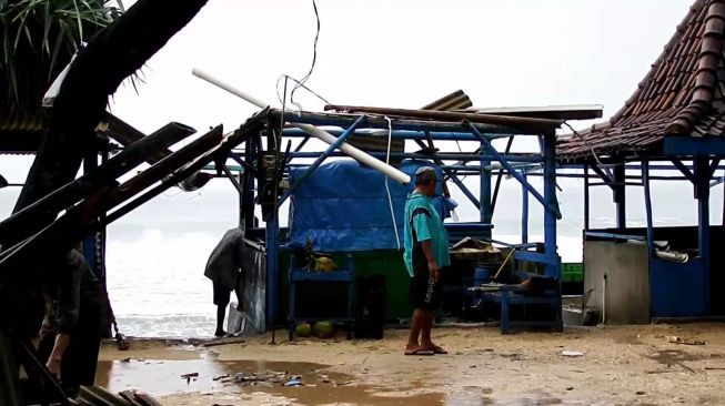 Badai Menerjang Pantai Sepanjang Kawasan Pantai Gunungkidul, Puluhan Bangunan Rusak