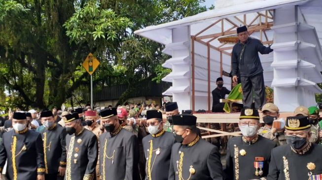 Bunda Ratu Adji Aida Amidjoyo Diantarkan Rombongan Pemkab dan Kesultanan Kukar