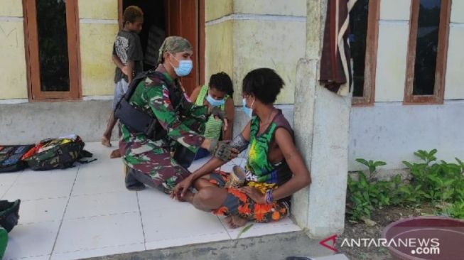 Warga Perbatasan RI-PNG Dapatkan Layanan Kesehatan dari Satgas TNI Yonif 711