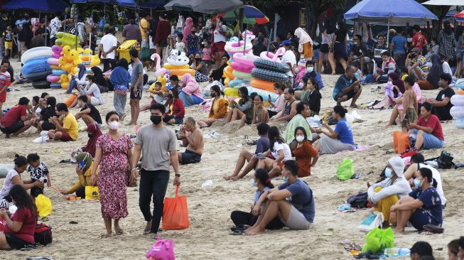 Wisatawan memadati objek wisata Pantai Sanur saat liburan di Denpasar, Bali, Minggu (19/12/2021). [ANTARA FOTO/Nyoman Hendra Wibowo]