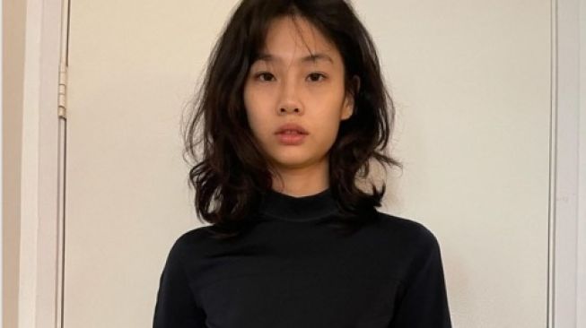 Potret terbaru Jung Ho Yeon makin kurus. [Instagram/hoooooyeony]