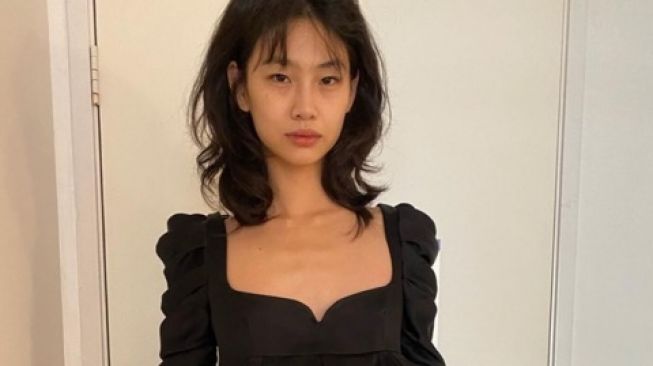 Potret terbaru Jung Ho Yeon makin kurus. [Instagram/hoooooyeony]