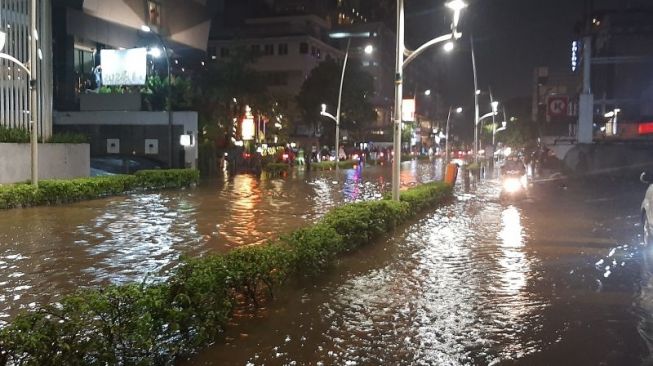 Banjir menggenangi Jalan Kemang Raya, Bangka, dan Mampang Prapatan, Senin (20/12/2021). [ANTARA/Sihol Hasugian]