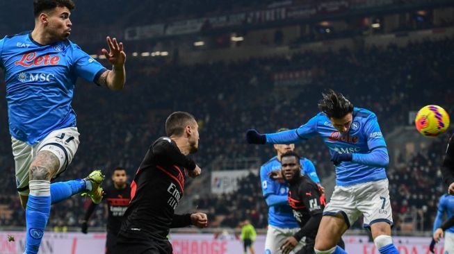 Tandukan Eljif Elmas membobol gawang AC Milan, Napoli menang 1-0 dalam laga lanjutan pekan ke-18 di San Siro, Senin (20/12/2021) dini hari WIB. (Foto: AFP)