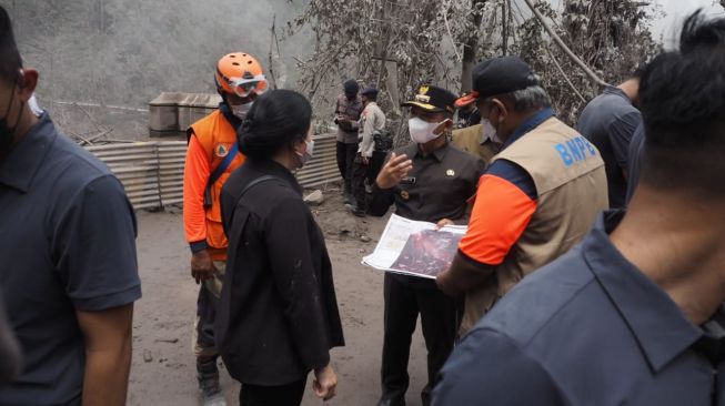 Kunjungi Pengungsi Erupsi Semeru, Puan Dorong Jembatan yang Rusak Segera Diperbaiki