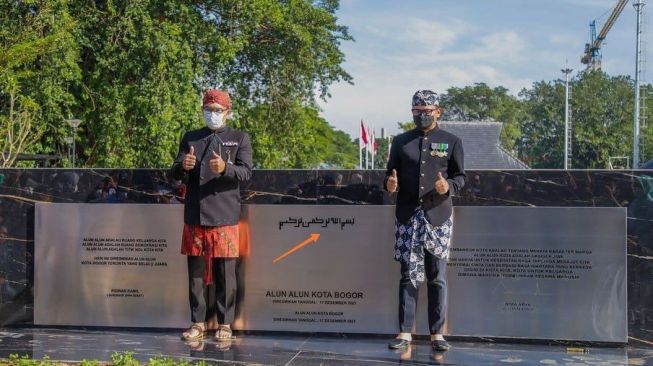Wali Kota Bogor Bima Arya Sugiarto bersama Gubernur Jawa Barat Ridwan Kamil saat melakukan foto bersama di depan plakat Alun-alun Kota Bogor yang mengalami kekeliruan penulisan. (Instagram Bima Arya)