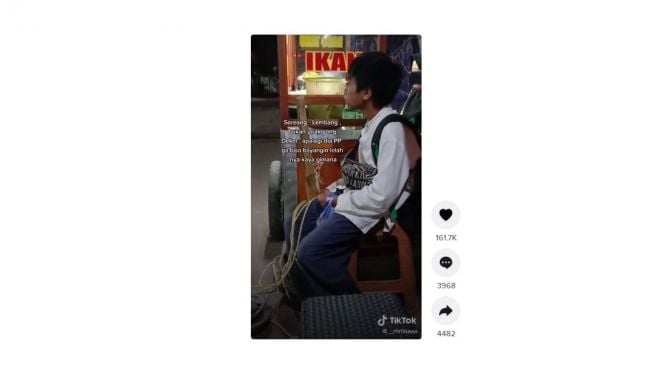 Bocah rela berjalan puluhan kilo demi jual ulekan. [TikTok]