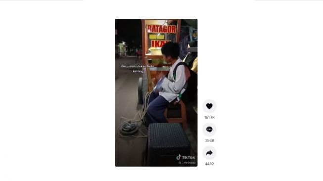 Bocah rela berjalan puluhan kilo demi jual ulekan. [TikTok]