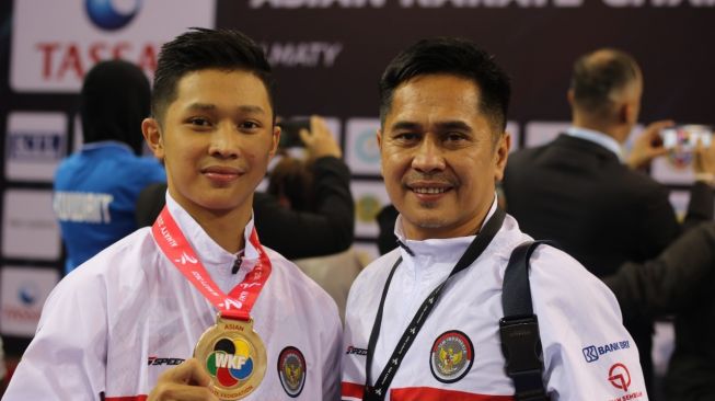 Peraih medali emas Kejuaraan Karate-Do Asia 2021, Akio Zaiko (kiri) dan pelatih Donny Zaiko. [PB FORKI]