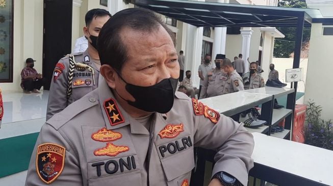Kapolda Sumsel Irjen Toni Harmanto mengatakan petugas masih mengejar pelaku penembakan anggota Polres Mura. [Suara.com/Welly Jasrial Tanjung]