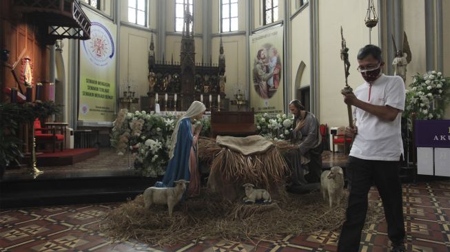 Pekerja melakukan persiapan jelang ibadah Natal, di Gereja Katedral, Jakarta, Senin (20/12/2021). [ANTARA FOTO/Reno Esnir]