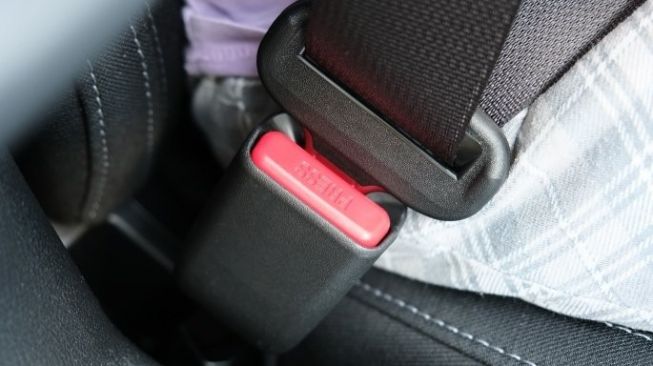 Cara Melepas Sabuk Pengaman Mobil dan Memasangnya
