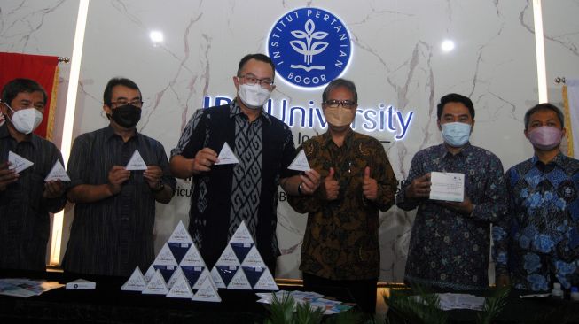 Rektor IPB University Arif Satria (ketiga kiri) bersama sejumlah peneliti IPB menunjukkan inovasi enzim untuk deteksi virus COVID-19 dan kit antibodi COVID-19 di Rektorat Andi Hakim Nasution, IPB University, Kabupaten Bogor, Jawa Barat, Selasa (21/12/2021). ANTARA FOTO/Arif Firmansyah