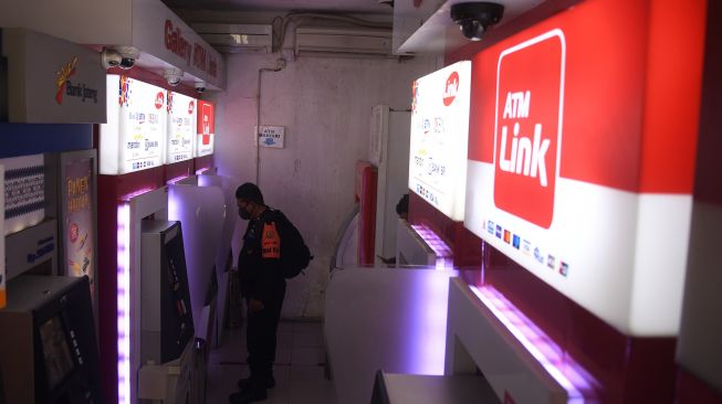 Warga bertransaksi melalui anjungan tunai mandiri (ATM) di Jakarta, Selasa (21/12/2021).  ANTARA FOTO/Akbar Nugroho Gumay