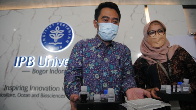 Peneliti IPB Huda S Darusman dan Silmi Mariya menunjukkan inovasi kit antibodi COVID-19 di Rektorat Andi Hakim Nasution, IPB University, Kabupaten Bogor, Jawa Barat, Selasa (21/12/2021).  ANTARA FOTO/Arif Firmansyah
