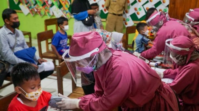 Vaksinasi anak di Kota Blitar, Jatim. (Dok: DPR)