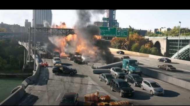 Situasi jalan raya bebas hambatan saat Spider-Man dinanti villain  [screenshot Sony Pictures].