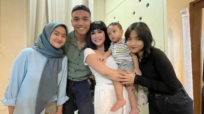 Momen Transformasi Bebizie Jadi Vanessa Angel. (Instagram/@bebizie)