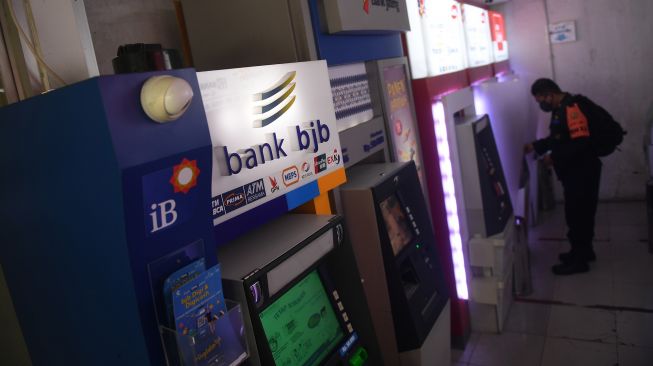 Warga bertransaksi melalui anjungan tunai mandiri (ATM) di Jakarta, Selasa (21/12/2021).  ANTARA FOTO/Akbar Nugroho Gumay