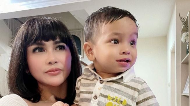 Momen Transformasi Bebizie Jadi Vanessa Angel. (Instagram/@bebizie)