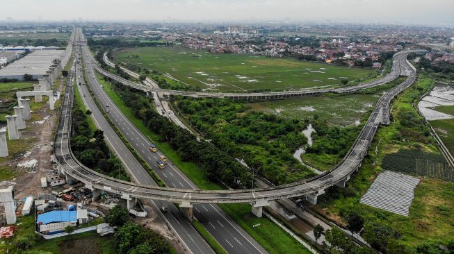 Foto udara gerbang keluar Jalan Tol Purbaleunyi di KM 149, Gedebage, Bandung, Jawa Barat, Selasa (21/12/2021).  ANTARA FOTO/Raisan Al Farisi