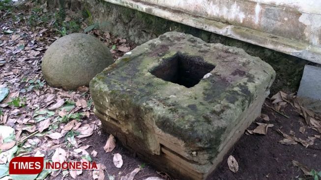 Menyelisik Temuan Yoni dan Bola Batu di Candi Songgoriti