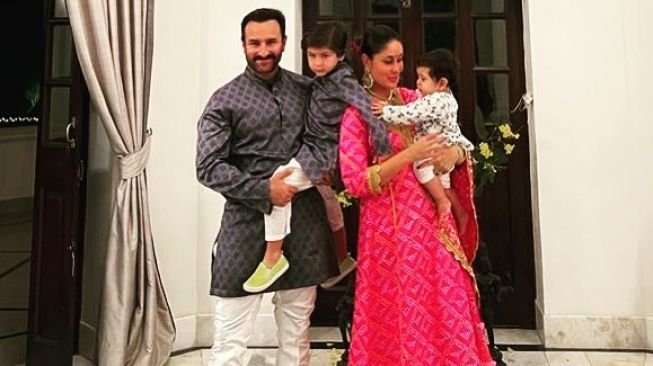  Saif Ali Khan dan Kareena Kapoor bersama dua anaknya: Taimur Ali Khan dan Jehangir Ali Khan Pataudi. [Instagram]