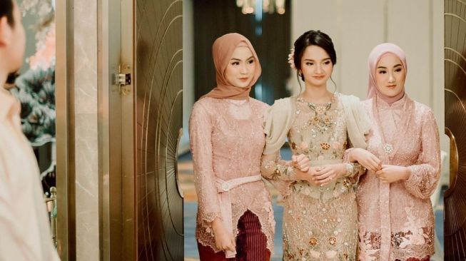 momen tunangan Belva Devara dan Sabrina Anggraini. [Instagram/sabrinaanggraini]