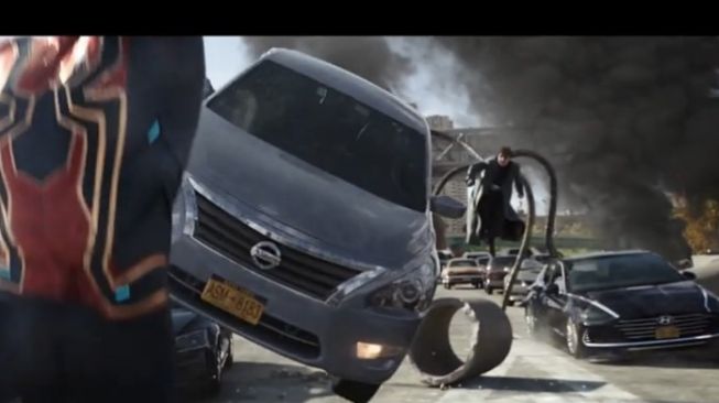 Saat Spider-man bersiap salto di atas SUV Nissan [screenshot Sony Pictures].