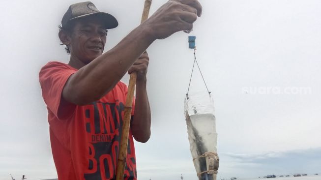 Unik, Pria di Labuhan Maringgai Lampung Timur Mancing Pakai Botol Bekas Air MIneral