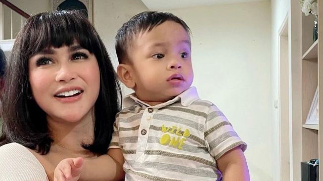 Momen Transformasi Bebizie Jadi Vanessa Angel. (Instagram/@bebizie)