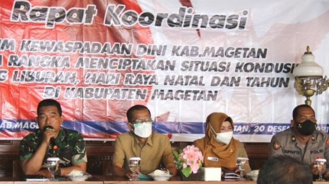 upati Magetan Suprawoto membuka Rapat Koordinasi bersama Tim Kewaspadaan Dini Kabupaten Magetan saat Natal dan Tahun Baru di Magetan, Senin (20/12/2021). [ANTARA/HO-Diskominfo Kabupaten Magetan] 