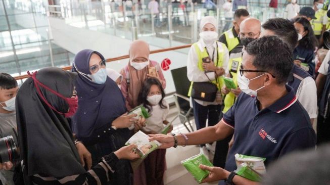 Sandiaga Uno dan Antis Bagi-bagi Healthy Kit di Soetta