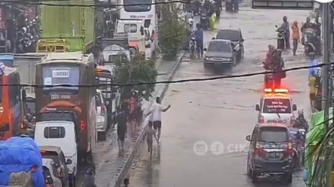 Jalan Imam Bonjol, Kampung Warung Bongkok Kab Bekasi yang juga jalur Pantura yang kerap tergenang banjir saat musim penghujan tiba[Instagram/CikarangDaily]