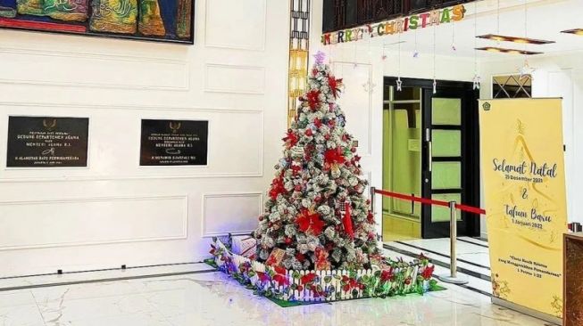 Pamer Potret Pohon Natal di Kantor Kemenag RI, Abu Janda: Baru di Era Gus Menteri, Keren!