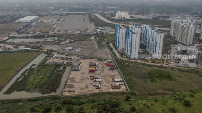 Foto udara Rumah Susun Nagrak di Cilincing, Jakarta, Senin (20/12/2021). [Suara.com/Angga Budhiyanto]