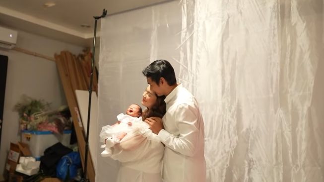 Pemotretan Felicya Angelista dan Caesar Hito Bertema Natal. (YouTube/Felitogether Family)