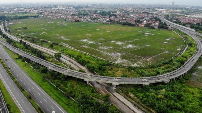 Foto udara gerbang keluar Jalan Tol Purbaleunyi di KM 149, Gedebage, Bandung, Jawa Barat, Selasa (21/12/2021).  ANTARA FOTO/Raisan Al Farisi