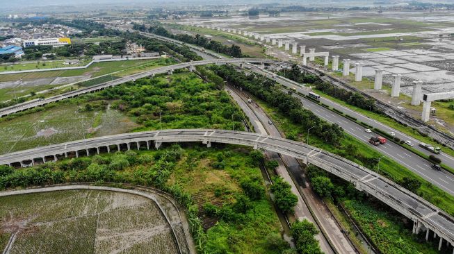 Foto udara gerbang keluar Jalan Tol Purbaleunyi di KM 149, Gedebage, Bandung, Jawa Barat, Selasa (21/12/2021).  ANTARA FOTO/Raisan Al Farisi