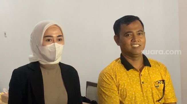 H. Faisal dan Marissya Icha usai membeli rumah untuk Gala Sky di kawasan Pesanggrahan, Jakarta (21/12/2021) [Suara.com/Adiyoga Priyambodo]