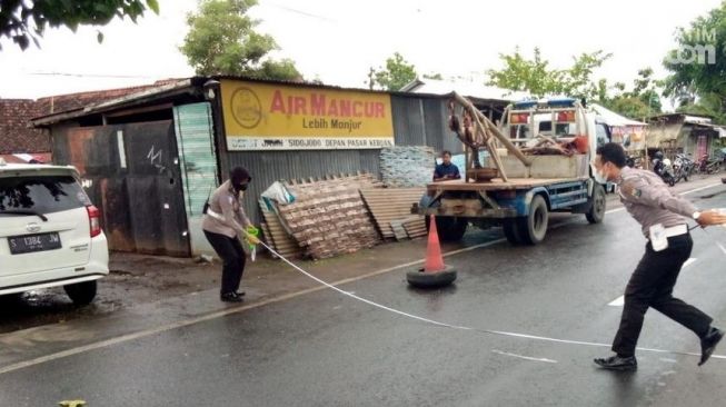 Truk vs Truk di Jombang, Satu Warung Hancur dan Pemilik Luka Parah