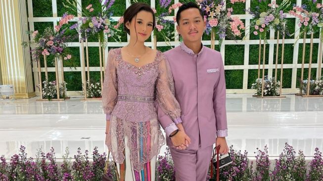 Pesona Sarah Menzel pakai Kebaya. [Instagram/ssarah_menzel]