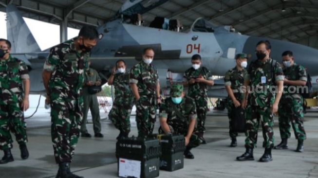 Lanud Sultan Hasanuddin uji fungsi flare sebagai pengecoh rudal lawan. Dalam pertempuran udara. Menggunakan Sukhoi SU-27/30 Skadron Udara 11 Wing 5, Selasa (21/12/2021) [SuaraSulsel.id/Dokumentasi Lanud Sultan Hasanuddin]