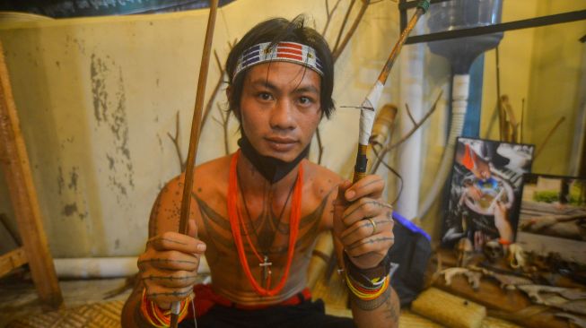 Seorang Sipatiti (seniman tato Mentawai), Alexander Kora Sakoddobat, menunjukan alat pembuatan tato tradisional Mentawai di Padang, Sumatera Barat, Senin (20/12/2021). ANTARA FOTO/Iggoy el Fitra