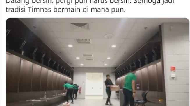 Timnas Indonesia bersih-bersih ruang ganti pemain. [@ferrildennys / Twitter]